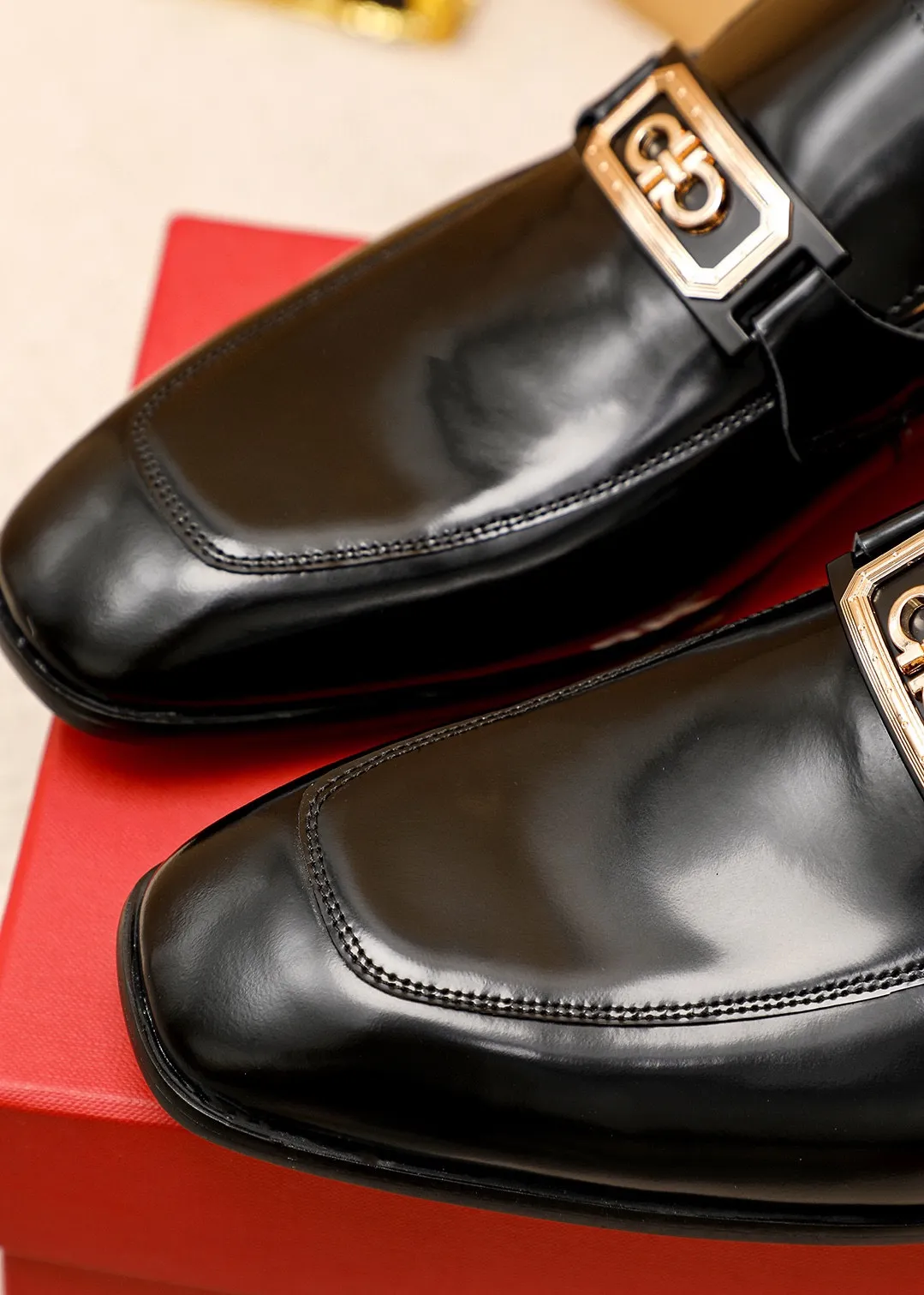 Men's shoes 💰442 💐 Product trademark: Ferragamo "Ferragamo" casual leather shoes Regular size: 38-44 (45.46🉑️customized) Product materials: Selected imported first-layer open-edge beaded cowhide embossed upper + original hardware buckle, imported water-dyed cowhide leather lining. Strong three-dimensional visual effect, combined outsole Color: 2⃣️colors available